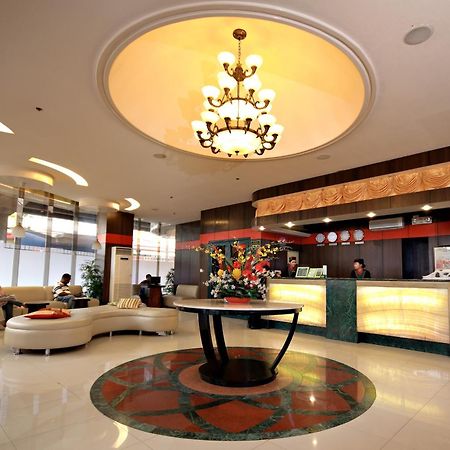 Eurotel Makati Makati City Екстериор снимка