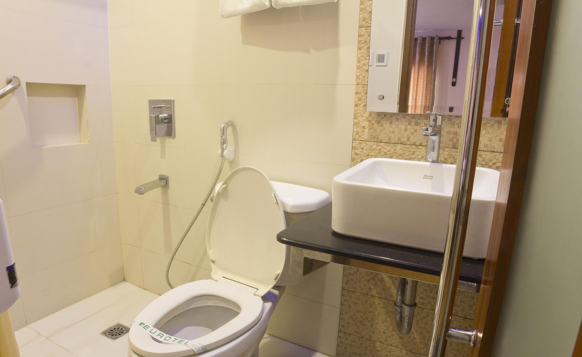 Eurotel Makati Makati City Екстериор снимка