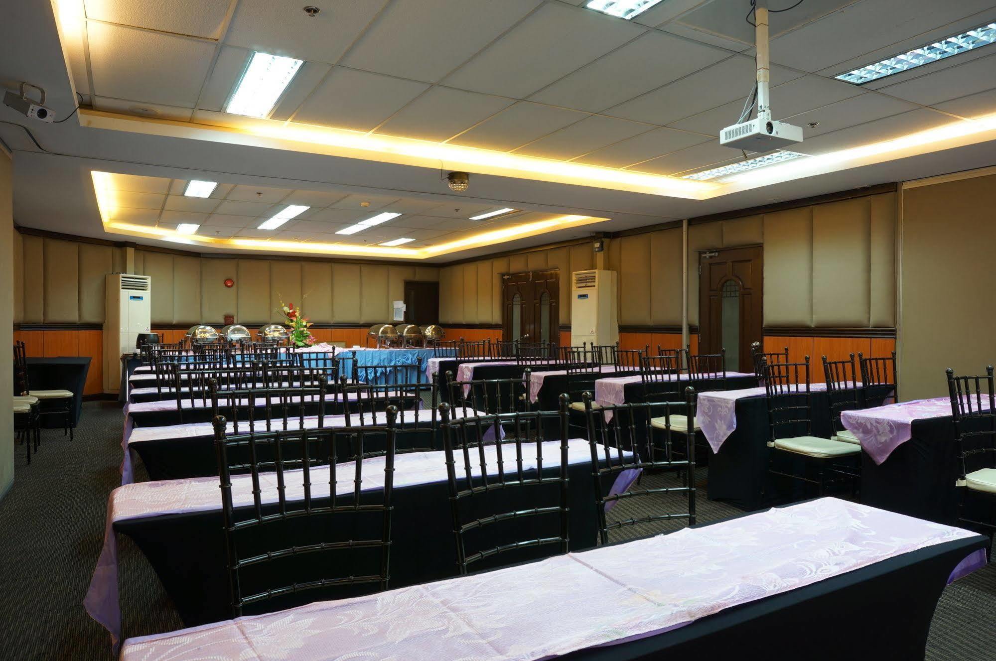 Eurotel Makati Makati City Екстериор снимка
