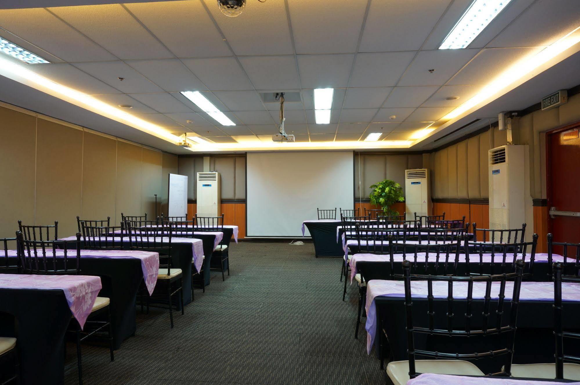 Eurotel Makati Makati City Екстериор снимка